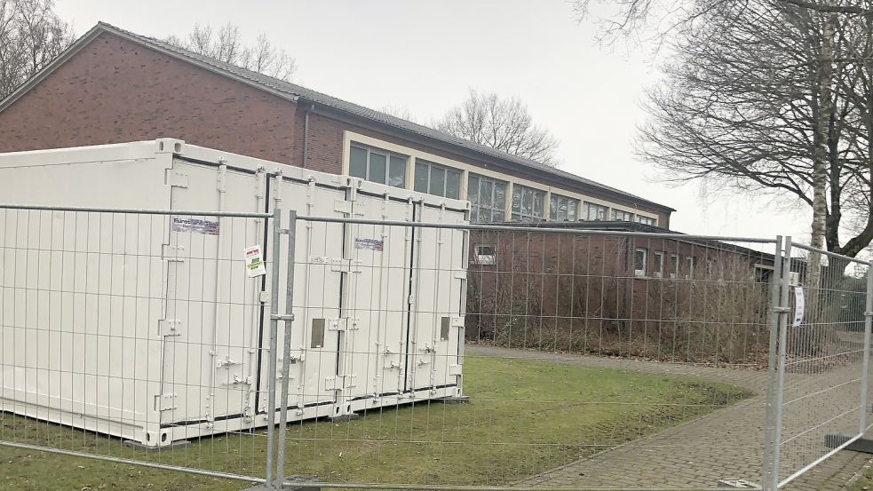 Rund um die Turnhalle in Völlenerfehn wurde mittlerweile ein Bauzaun aufgestellt. Foto: Zein/Archiv