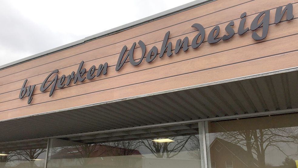 Die Gerken Wohndesign GmbH ist auf den Verkauf von Design-Tischen spezialisiert. Noch sind die Schaufenster mit Tapeten verhängt, so dass man nicht sehen kann, was sich im Ladeninneren tut. Foto: Schneider-Berents