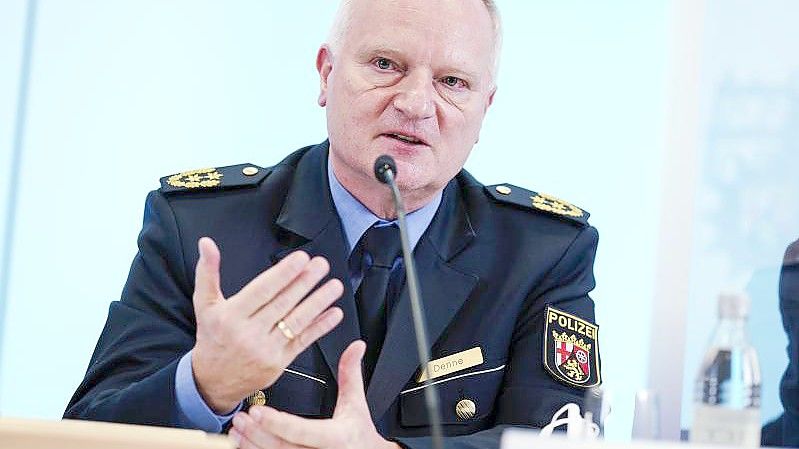 Michael Denne, Polizeipräsident des Polizeipräsidiums Westpfalz, spricht bei einer Pressekonferenz. Foto: Uwe Anspach/dpa