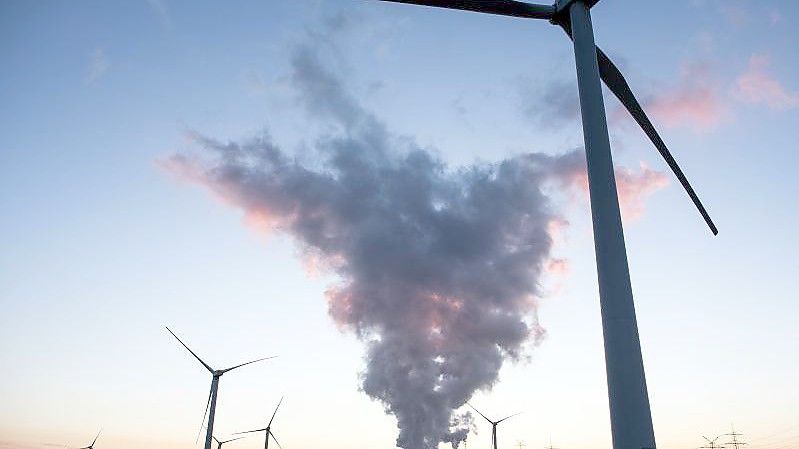 Windräder und Braunkohlekraftwerk. Die angestrebte Energiewende gibt es nicht umsonst. Foto: Federico Gambarini/dpa