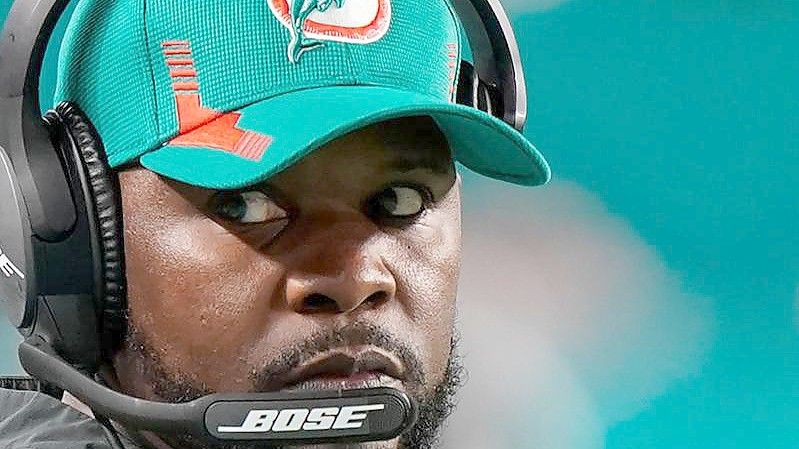 Brian Flores, ehemaliger Cheftrainer der Miami Dolphins, klagt gegen die Diskrimierung in der NFL. Foto: Wilfredo Lee/AP/dpa