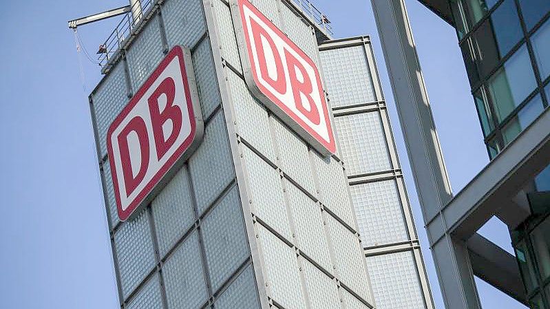 Die Deutschen Bahn plnat unter anderem die Erneuerung von insgesamt 800 Bahnhöfen. Foto: Carsten Koall/dpa