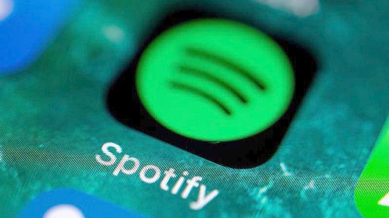 Die Spotify-Aktie ging deutlich runter. Foto: Fabian Sommer/dpa