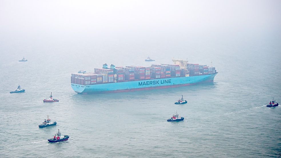 Die „Mumbai Maersk“ liegt umringt von Schleppern in der Nordsee. Das 400 Meter lange Containerschiff hatte sich am Mittwochabend etwa sechs Kilometer nšrdlich der ostfriesischen Insel Wangerooge festgefahren. Foto: dpa/Sina Schuldt