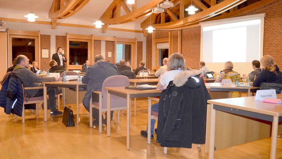 Der Gemeinderat Saterland stimmte bei seiner außerordentlichen Sitzung am Mittwoch im Rathaus mehrheitlich für den Satzungsbeschluss zur Änderung des Bebauungsplans Nördlich der Mühlenstraße in Scharrel. Damit ermöglichte der Rat, dass im Ortskern eine Seniorenwohnanlage entstehen kann.