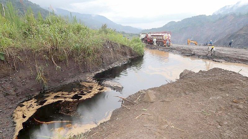 Nach heftigen Regenfällen war Ende vergangener Woche bei einem Erdrutsch in der Region Piedra Fina in der Provinz Napo eine Pipeline des Energiekonzerns OCP leckgeschlagen. Foto: Diego Pastillo/Umweltministerium Ecuador/dpa