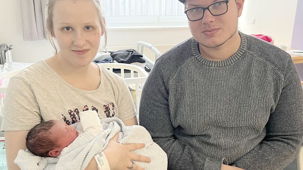 Anna Lücking ist um 7.20 Uhr geboren und das erste Baby vom 2. Februar 2022. Ihre Eltern Martha und Tobias Lücking aus Friesoythe freuen sich auf die gemeinsame Familienzeit nun mit ihrem zweiten gemeinsamen Kind. Fotos: Krankenhaus
