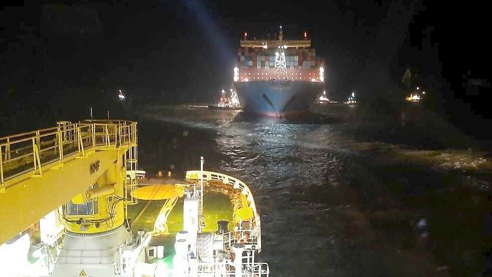 In der Nacht wurde das Schiff freigeschleppt. Foto: Havariekommando