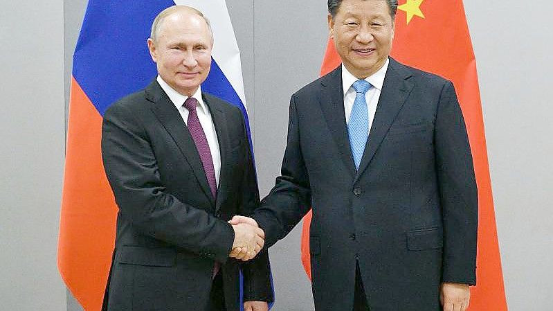 Wladimir Putin (l) und Xi Jinping kommen zu ihrem ersten persönlichen Treffen seit Ausbruch der Pandemie zusammen. Foto: Ramil Sitdikov/Pool Sputnik Kremlin/dpa