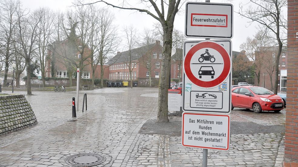 Auf dem Wochenmarkt in Leer sind Hunde verboten. Ein Schild macht darauf aufmerksam. Foto: Wolters