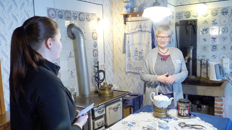 Volontärin Jasmin Keller (links) war bei Anke Zimmer (rechts) im Ostfriesischen Teemuseum in Norden zu Besuch. Foto: ostfriesen.tv
