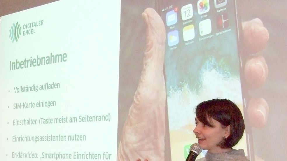 Referentin Monika Schirmeyer vom Projekt „Digitaler Engel“ gab ihren Zuhörern im Fehntjer Rathaussaal Tipps für den Umgang mit dem Smartphone. Foto: Scherzer