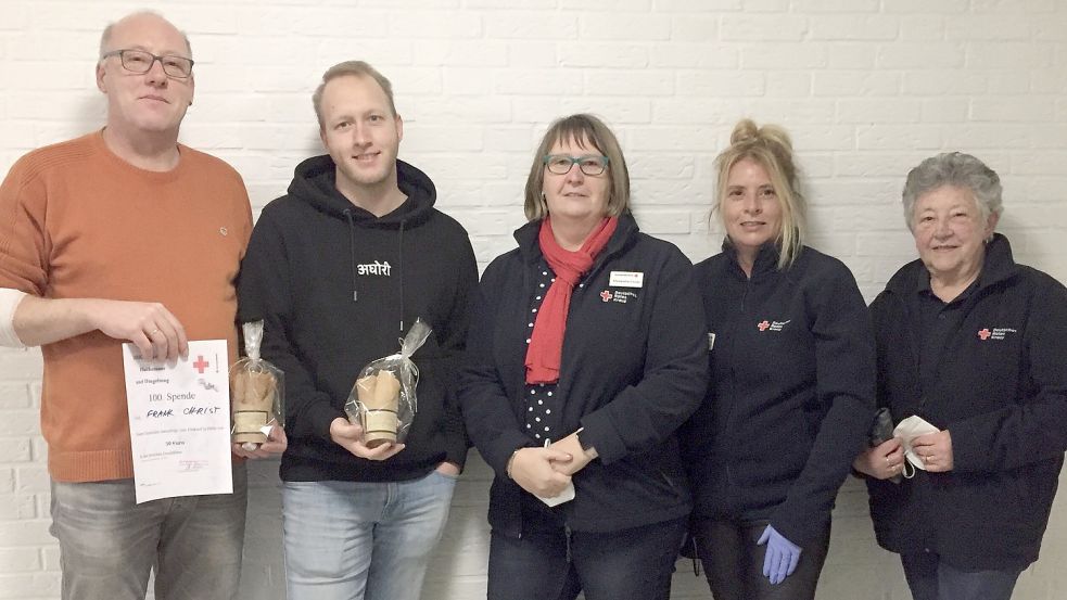 Nach der Blutspende gab es eine Ehrung für Frank Christ (links). Er wurde für die 100. Blutspende ausgezeichnet. Sein Sohn Fabian (Zweiter von links) für die 20. Der nächste Blutspendetermin ist am 29. April. Foto: DRK-Flachsmeer