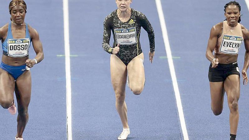 Gina Lückenkemper (m) sprintet beim Hallen-Istaf über 60 Meter auf den fünften Platz. Foto: Hannibal Hanschke/dpa