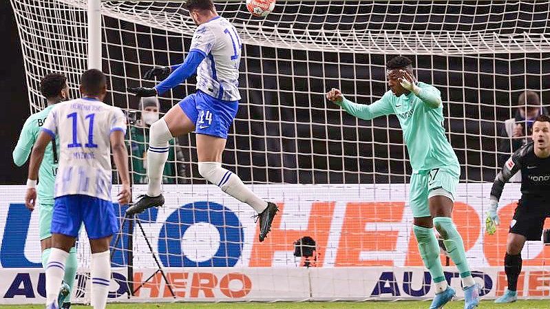 Herthas Ishak Belfodil (2.v.l.) köpft zur Berliner 1:0-Führung ein. Foto: Soeren Stache/dpa-Zentralbild/dpa