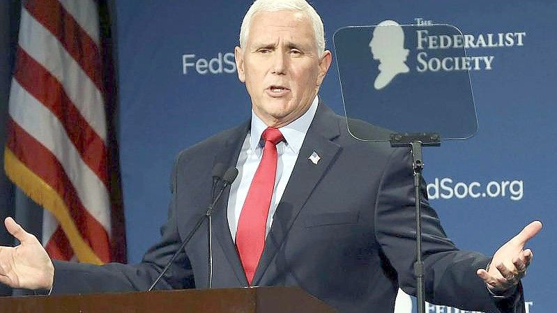 Der ehemalige US-Vizepräsident Mike Pence spricht auf der Jahrestagung der Federalist Society in Florida. Foto: Stephen M. Dowell/Orlando Sentinel/AP/dpa