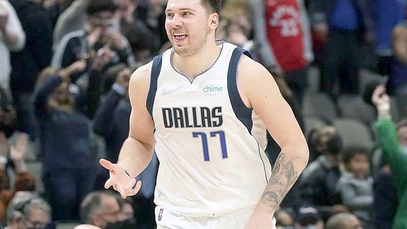 Luka Doncic von den Dallas Mavericks reagiert während des Spiels. Foto: Lm Otero/AP/dpa