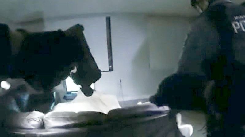 Der Screenshot aus dem Körperkameravideo eines Beamten des Minneapolis Police Department zeigt, wie Polizisten die Wohnung des 22-Jährigen betreten, kurz bevor die tödlichen Schüsse fallen. Foto: Uncredited/Minneapolis Police Department/AP/dpa
