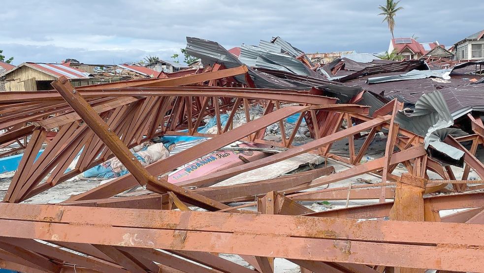Von einer Halle am Hafen der Insel Dawahon ließ der tropische Wirbelsturm nichts außer rostigen Metallträgern übrig.