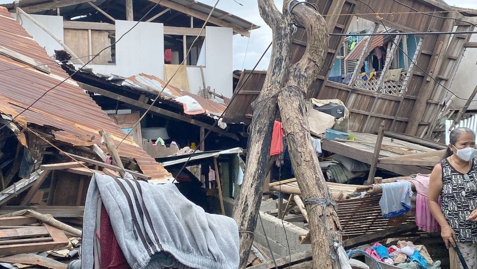 Von der Mehrzahl der Behausungen auf der philippinischen Insel Dawahon blieben nur Trümmer. Doch die Insulaner sind tatkräftig mit dem Wiederaufbau beschäftigt. Dafür verwenden sie das vorhandene Material ihrer früheren Hütten.