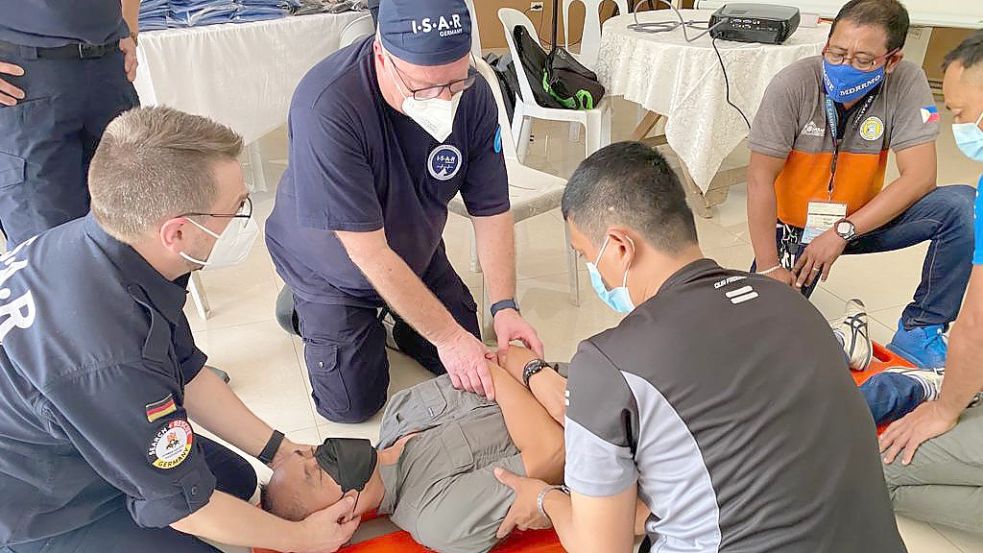 Rolf Kornblum (Mitte, knieend) und seine Mitstreiter zeigten dem Krankenhauspersonal in Calubian, wie sie bei medizinischen Einsätzen agieren.