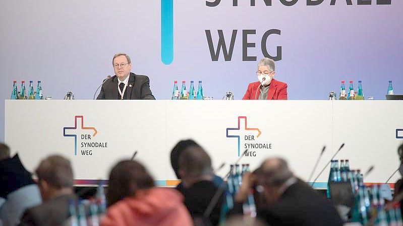 Der Vorsitzende der Deutschen Bischofskonferenz, Georg Bätzing, und Irme Stetter-Karp, die Präsidentin des Zentralkomitees der deutschen Katholiken, sitzen bei der Dritten Synodalversammlung der deutschen Katholiken auf dem Podium. Foto: Sebastian Gollnow/dpa