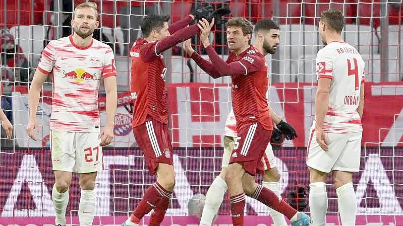 Münchens Thomas Müller (3.v.l.) und Robert Lewandowski (2.v.l.) feiern das 1:0. Foto: Sven Hoppe/dpa