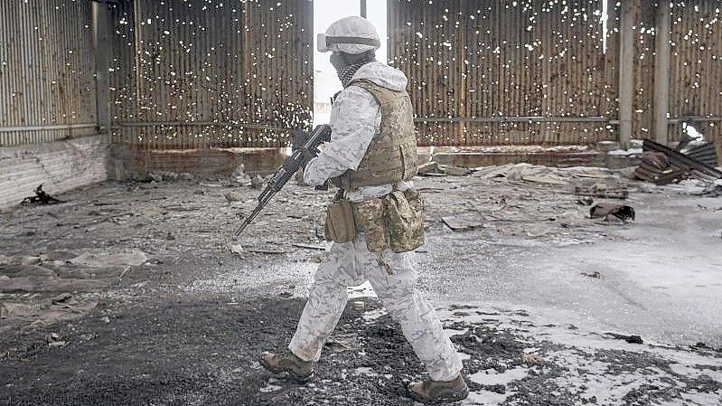 Ein ukrainischer Soldat geht durch eine zerstörte Lagerhalle an der Frontlinie in der Region Donezk. Foto: Vadim Ghirda/AP/dpa