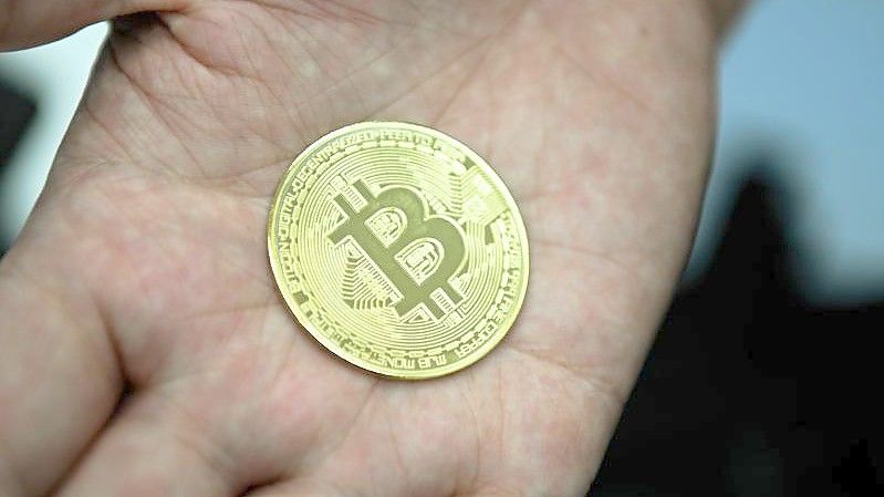 Auf Social Media gibt es viele Tipps zum Investment in Bitcoin und Co. Verbraucher sollten dabei aber aufpassen. Foto: Nicolas Armer/dpa