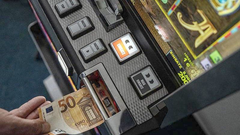 Eine Feldstudie zu illegalem Glücksspiel warnt vor sogenannten Fun Games. Foto: Bernd Thissen/dpa