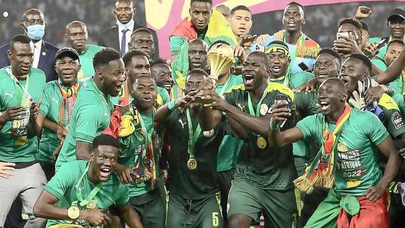 Senegals Spieler feiern mit dem Afrika Cup nach dem Sieg. Foto: Ayman Aref/dpa