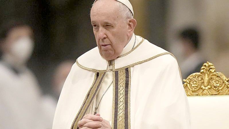 Papst Franziskus in der Basilika St. Paul. Foto: Andrew Medichini/AP/dpa