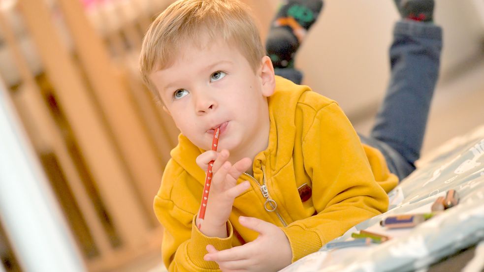 Tebbe aus Leer malt gerne mit Buntstiften, die sind aus Holz statt Filzstiften aus Plastik. Foto: Ortgies