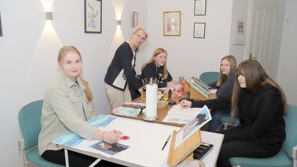 Unter der Leitung von Ursula Bollenhoff (2.von links) haben die Mädchen (von links) Leni Deeken, Greta Robbers, Mona Block und Fenja Hinrichs viel Spaß an der Aquarellmalerei im Mandehuus. Foto: Passman