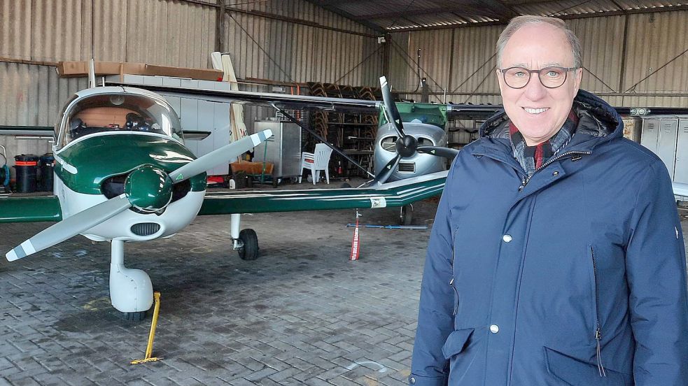 Dieter Backer, Geschäftsführer des Leeraner Flugplatzes, freut sich über das schnelle Internet. Foto: Kierstein