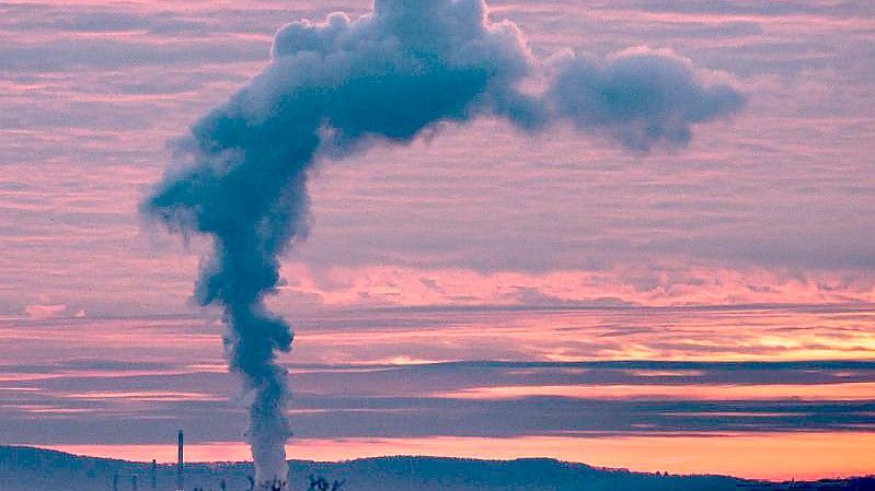 Der Kohlendioxid-Ausstoß in der Industrie könnte durch Klimaschutzverträge sinken. Foto: Frank Rumpenhorst/dpa