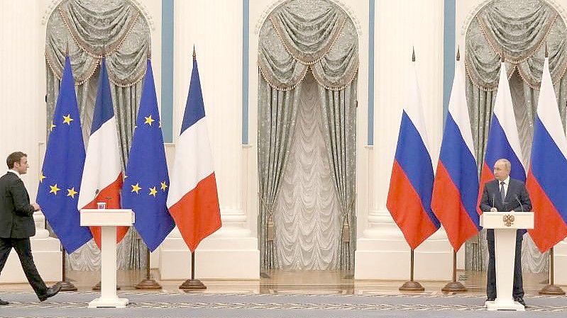 Frankreichs Präsident Emmanuel Macron (l) reiste zu einem Treffen mit seinem russischen Kollegen Wladimir Putin nach Moskau. Foto: Thibault Camus/Pool AP/dpa