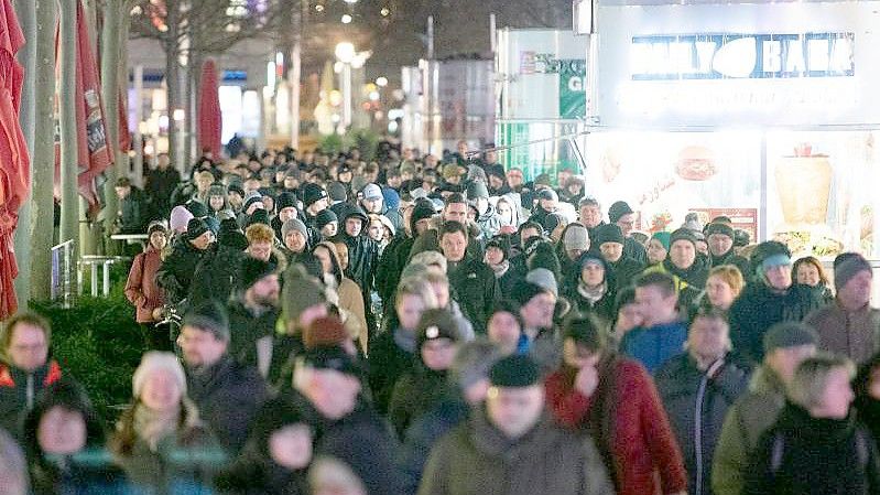 Menschen demonstrieren auf der Dresdner Einkaufsstraße Prager Straße gegen die Corona-Maßnahmen. Foto: Sebastian Kahnert/dpa-Zentralbild/dpa