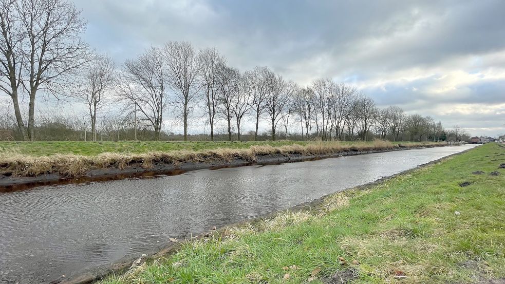 Der Hauptfehnkanal in Rhauderfehn wird ebenfalls noch etwas von der Tide beeinflusst. Dabei drückt die Flut Nordseewasser in die Gewässer. Foto: Janßen