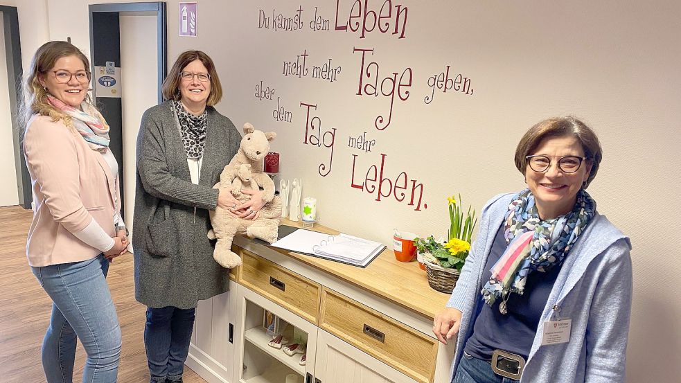 Mit Maskottchen, Motto und Gedenkbuch: Miriam Theben-Fastje, Silke Bührmann und Marlies Steenken (von links) vom Malteser-Hospizdienst Friesoythe. Foto: Wimberg