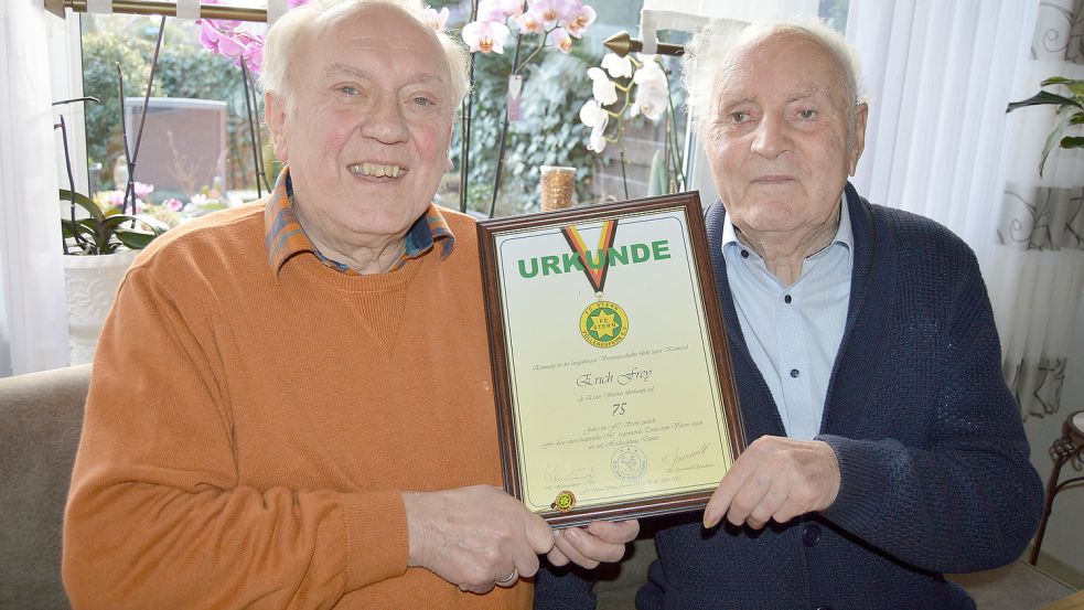 Für seine 75-jährige Vereinstreue zum FC Stern Völlenerfehn wurde Erich Frey (rechts) mit einer Urkunde und einer Nadel geehrt. Die Auszeichnung nahm Ewald Groeneveld (links), Sozialwart des Vereins, vor. Foto: Weers