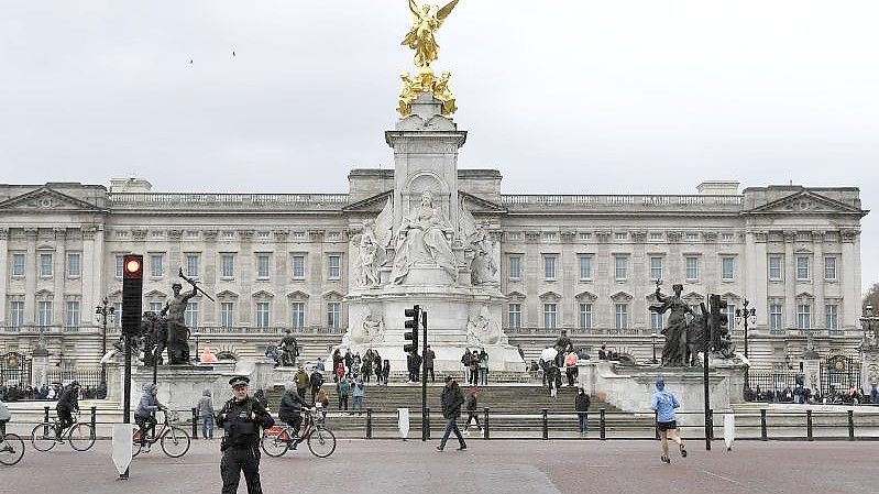 Ein Polizist patrouilliert am Queen Victoria Memorial vor dem Buckingham-Palast. Foto: Alberto Pezzali/AP/dpa