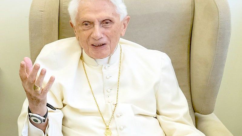 Der emeritierte Papst Benedikt XVI. bittet Opfer des sexuellen Missbrauchs in der katholischen Kirche um Verzeihung. Foto: Daniel Karmann/dpa