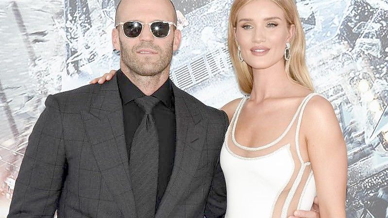 Jason Statham und Rosie Huntington-Whiteley freuen sich über Nachwuchs. Foto: Billy Bennight/ZUMA Wire/dpa