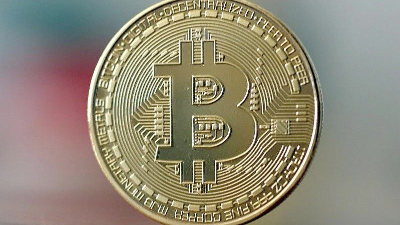 Der Bitcoin ist vor allem als Investitions- beziehungsweise Spekulationsobjekt gefragt. Foto: Ina Fassbender/dpa