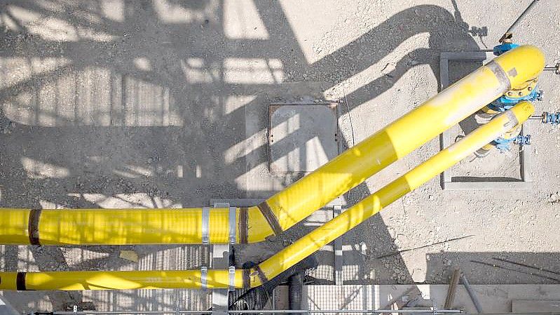 Eine gelbe Leitung für Erdgas führt über das Gelände des Gaskraftwerkes Gaisburg in Baden-Württemberg. Foto: Sebastian Gollnow/dpa
