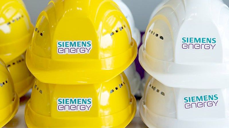 Schutzhelme mit der Aufschrift „Siemens Energy“: Das Unternehmen gibt Zahlen bekannt. Foto: Sebastian Kahnert/dpa-Zentralbild/dpa