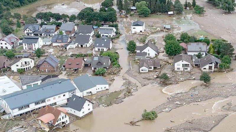 Blick auf Insul - Bei der Flutkatastrophe an der Ahr im Juli 2021 sind auch Geldscheine und Münzen zu Schaden gekommen. Foto: Boris Roessler/dpa