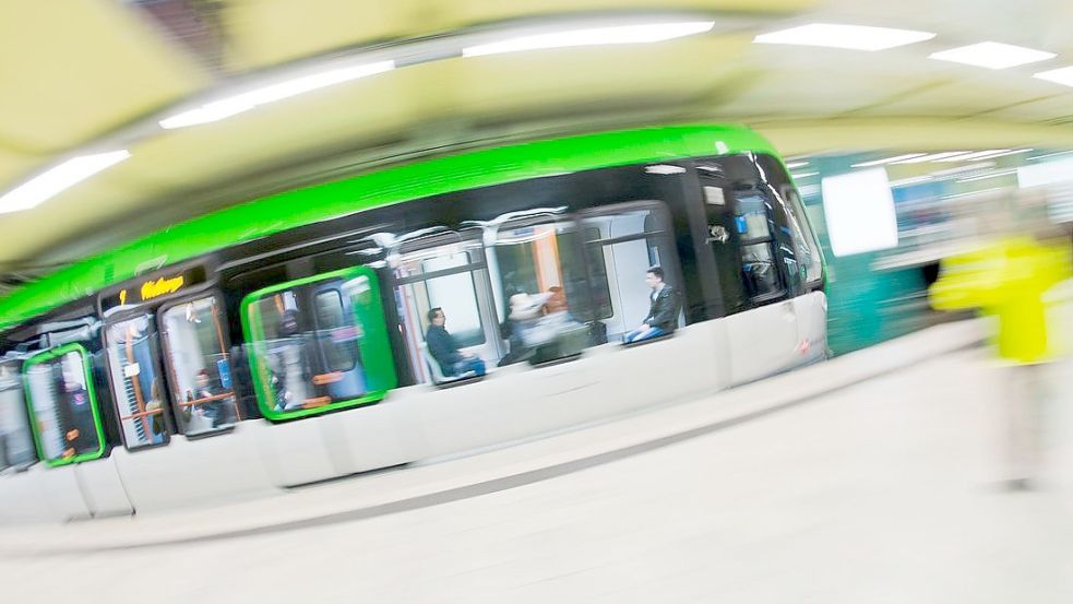 Zum Ausbau und zur Verbesserung des öffentlichen Personennahverkehrs (ÖPNV) investiert das Land Niedersachsen in diesem Jahr rund 105,8 Millionen Euro. Foto: Julian Stratenschulte/dpa