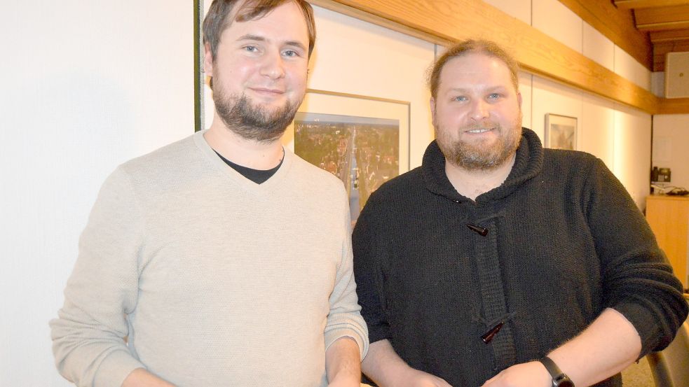 Nico Bergmann (links) und Timo Zeleck, die beiden Jugendpfleger der Gemeinde Rhauderfehn, berichteten im Rahmen der Jugendausschusssitzung über ihre Arbeit und gaben einen Ausblick. Foto: Weers